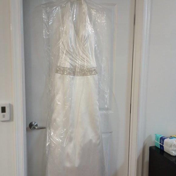 Gorgeous beautiful shape used Galina Signature Wedding gown Ivory, halter Size 6 - Picture 8 of 11